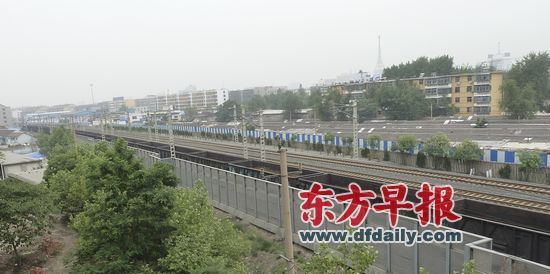 膠濟(jì)鐵路客運(yùn)專線緊挨著居民小區(qū)。 早報(bào)記者 鮑志恒 圖