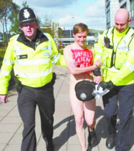 英國"地溝油航班"首飛成功遭環保人士裸體抗議