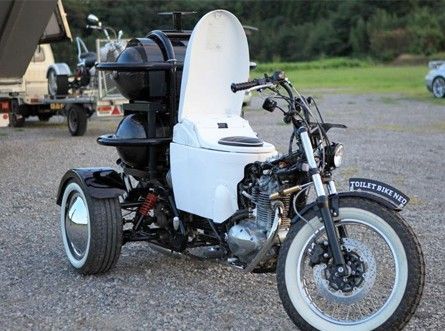 這款“馬桶三輪摩托車”是由一輛普通摩托車改造而成的，造型看上去很獨特，駕駛座是TOTO最受歡迎的產品。