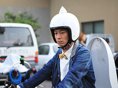 雖說該車造型看上去還算美觀大方，不過駕駛者還是需要很大的勇氣，因為駕駛時所戴的專屬安全帽上有一坨絕對搶眼且令人噴飯的“便便”！