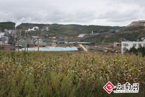 尋甸一化工廠廢棄磷渣堆積成山不顧整改命令仍在傾倒