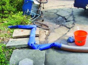 大卡車深夜開進居民區偷排60噸化工污水