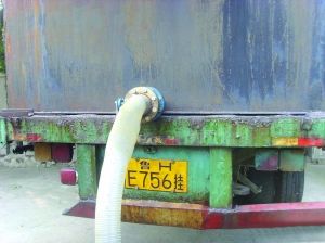 大卡車深夜開進居民區偷排60噸化工污水