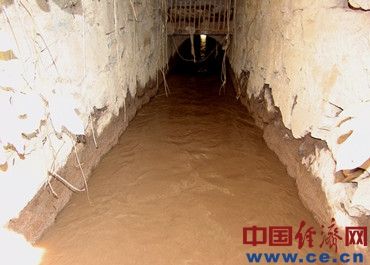 老廠區排出的泥漿一樣的強堿性污水從老廠區外東南角的一道閘門流入廠區外的一道河溝。