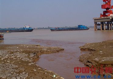 九鋼老廠區排出的污水順著河溝直接注入長江，赤褐色的污水劃破了長江平靜的水面，附近村民稱排污口附近魚蝦絕跡。
