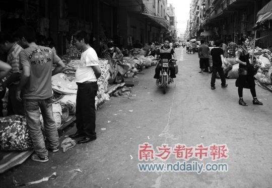 環(huán)保袋裝錢露富摩托男掉頭搶18萬