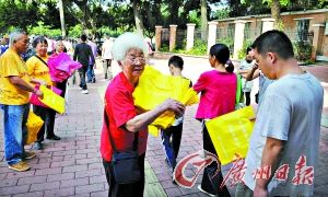 白發愛心使者派千個環保袋宣傳愛心老人跌倒大家來扶