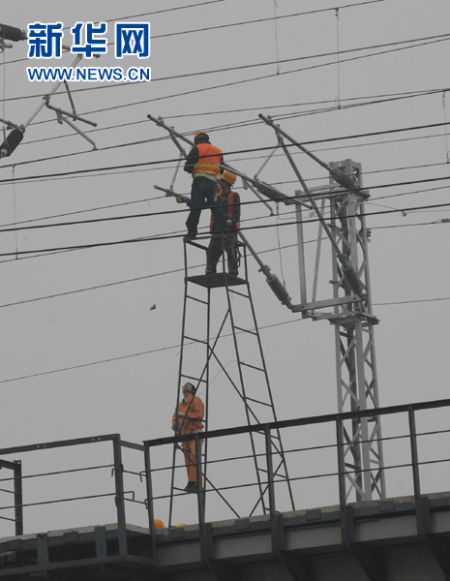 10月31日，京城電力工作人員在大霧中安裝電線。當日，北京持續大霧天氣，部分地區能見度較低。新華社記者 何俊昌 攝