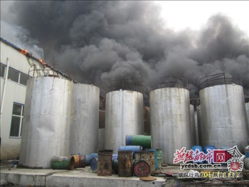 石家莊石閆路一化工廠(chǎng)廠(chǎng)房突起大火（圖）