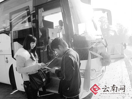私家車(chē)11日起禁上西山8輛環(huán)保大巴載客招手即停