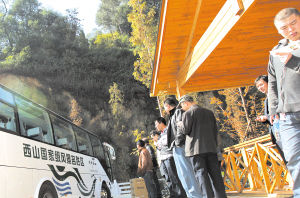 昆明西山環保大巴票價引爭議乘客盼票價再低點