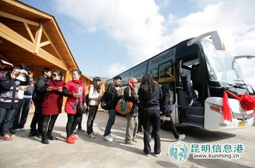 “禁車令”首周末1100多游客乘環保大巴耍西山