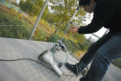 11日，石景山古城，工作人員正在調試數據采集儀器。