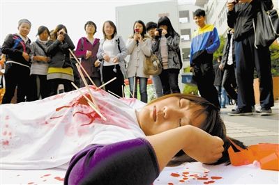 行為藝術倡環保