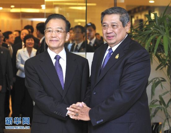 11月17日，中國國務院總理溫家寶在巴厘島會見印度尼西亞總統蘇西洛。新華社記者王曄攝