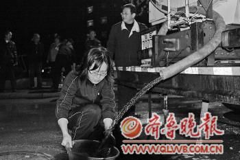 居民在水罐車前接水。本報記者　顧松　攝