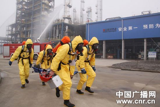 南京市舉行重大化工事故應(yīng)急處置演練