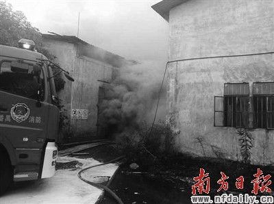 現場濃煙滾滾。楊銳榮 攝