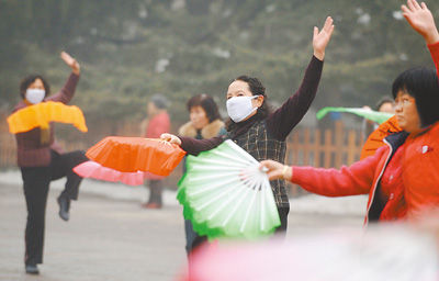 12月6日，太原霧霾侵城。在迎澤公園，有市民戴著口罩晨練。 　　新華社記者 燕 雁攝