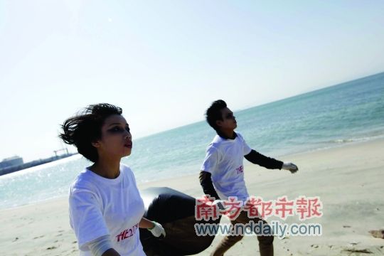 深圳海邊撿垃圾“僵尸”愛環(huán)保