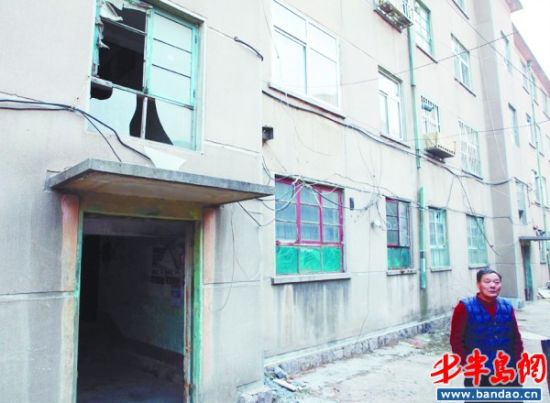 化工廠旁邊的居民樓玻璃被震碎。