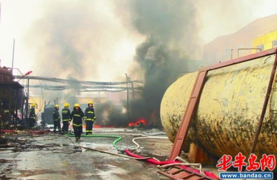 化工廠爆炸后燃起大火。(市民供圖)