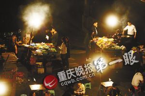 某大學(xué)寢室樓下幾家燒烤油煙熏人（資料圖片）。重慶晚報(bào)記者 楊帆 攝