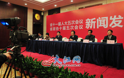 2月1日晚，2012年江西省“兩會”舉行第二場新聞發(fā)布會。