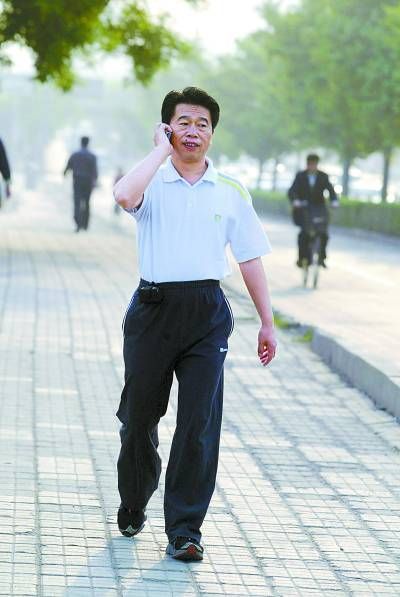 杜少中步行上班。蔡代征攝