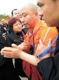 NGO成員向熊謝罪 王煜 現(xiàn)場圖片