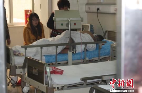 一名燒傷患者及其家屬在重癥監護室。 肖光明 攝