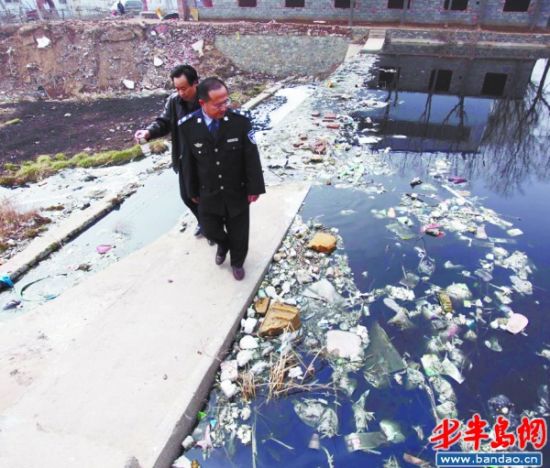 即墨一水塘污染嚴重環保部門稱是生活污水所致