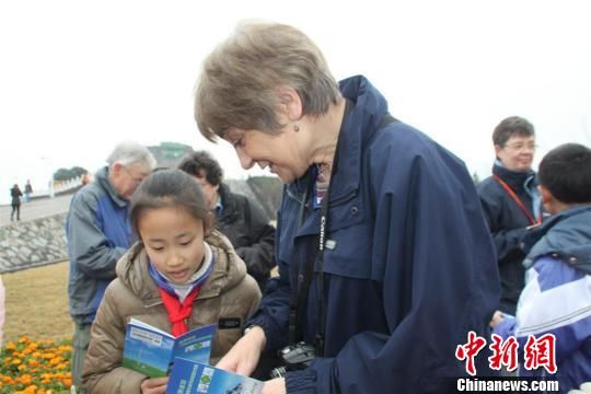 “世界水日”三峽大壩千人倡環保（圖）