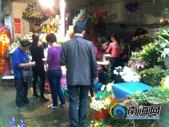 海口流行“環(huán)保”清明鮮花代替香火祭祀先人