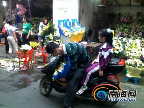 海口流行“環(huán)保”清明鮮花代替香火祭祀先人
