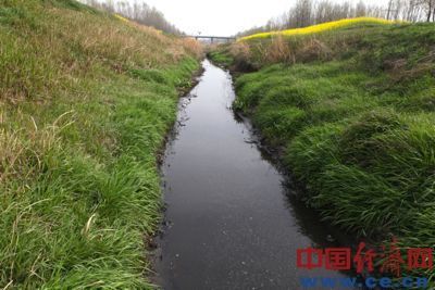 散發著惡臭的污水在河床上流淌，最終流入沙河。 