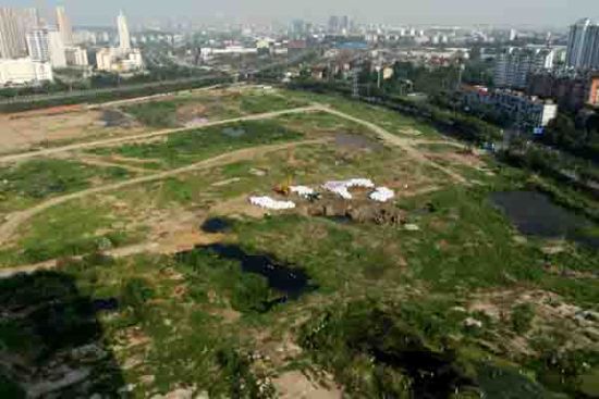 伴隨著我國城市化進程日益加快，許多原來位于市區的高污染、高耗能企業被關停或者搬遷出去，留下的場地只有在進行修復后才能進行開發。圖為我國中部地區一座城市中正進行修復的企業地塊。CFP供圖