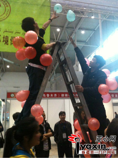 新疆戈壁綠洲志愿者組織舉辦環保行為藝術展