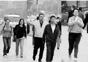 不駕私車不擠公交步行上班強身健體