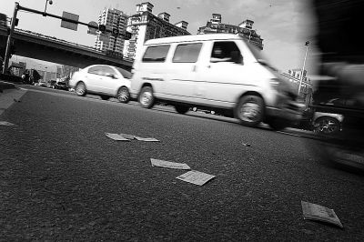 來做環保拍客曝光馬路垃圾