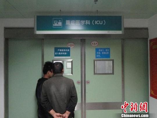 在大豐市人民醫院重癥病房外，傷者親屬透過小窗口向里探望。　谷華　攝