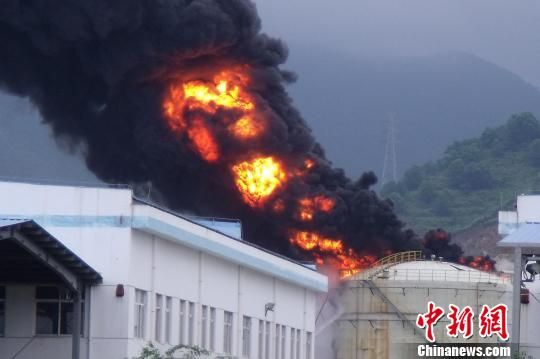 大亞灣石化區興達化工公司一儲罐發生失火(組圖)