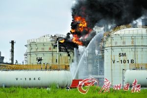 爆炸發生后濃煙滾滾，火光沖天。記者軒慧 攝