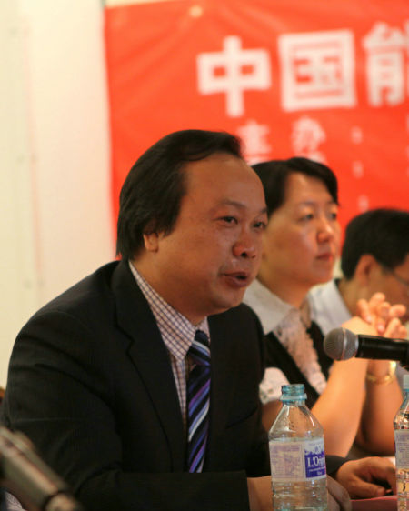 雙良節(jié)能系統(tǒng)股份有限公司董事長繆志強在演講和回答記者提問