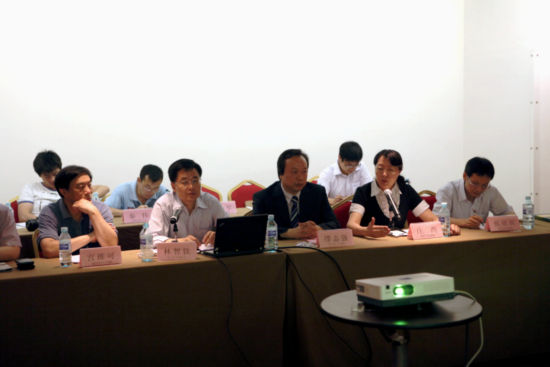 外經濟貿易大學國際經濟研究院副院長、博士生導師莊芮，國家信息中心中經網(wǎng)副總經理宮維可代表中經網(wǎng)及國家信息中心副主任李凱，中國空間技術研究院侯欣賓博士代表副院長李明在會上發(fā)言。