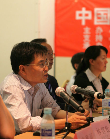 中國能源環(huán)境高峰論壇秘書長、中國能源環(huán)境研究中心主任林智欽教授主持會議，介紹了能源環(huán)境“百千萬萬”計劃構想和實施計劃，宣讀領導和重要專家寄語，回答記者提問。