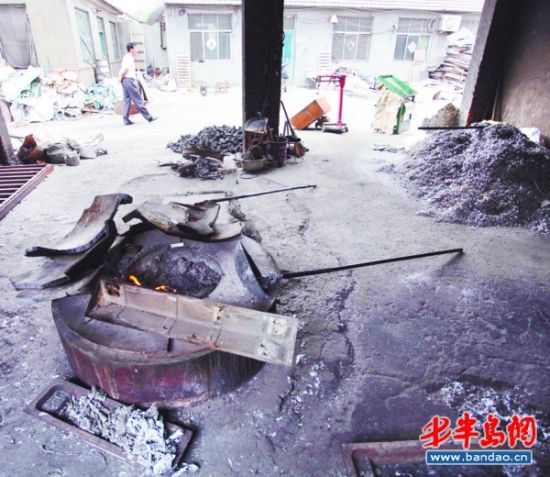 廢鋁在高溫爐子上加工。