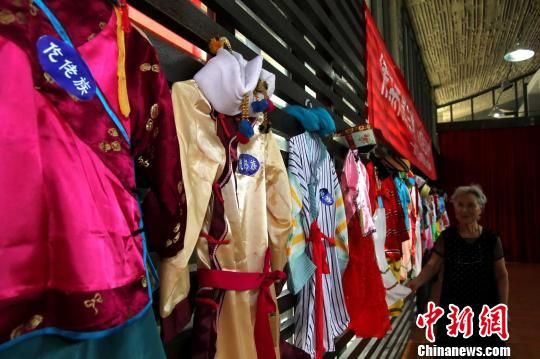 八旬僑眷收集百家布環保材料自制56套民族服裝