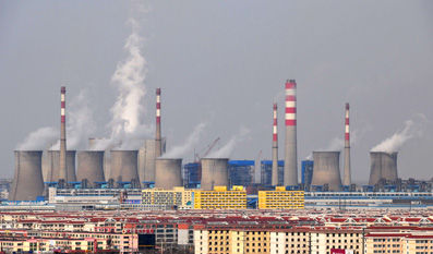 備受輿論關(guān)注的濱州市魏橋工業(yè)園熱電廠在7月4日被濱州市政府正式宣布關(guān)停。圖為今年3月6日，濱州一家熱電廠的冷卻塔向空中排放霧氣。