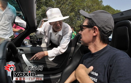 西班牙男子駕電動汽車來新疆烏魯木齊宣傳環(huán)保（圖）